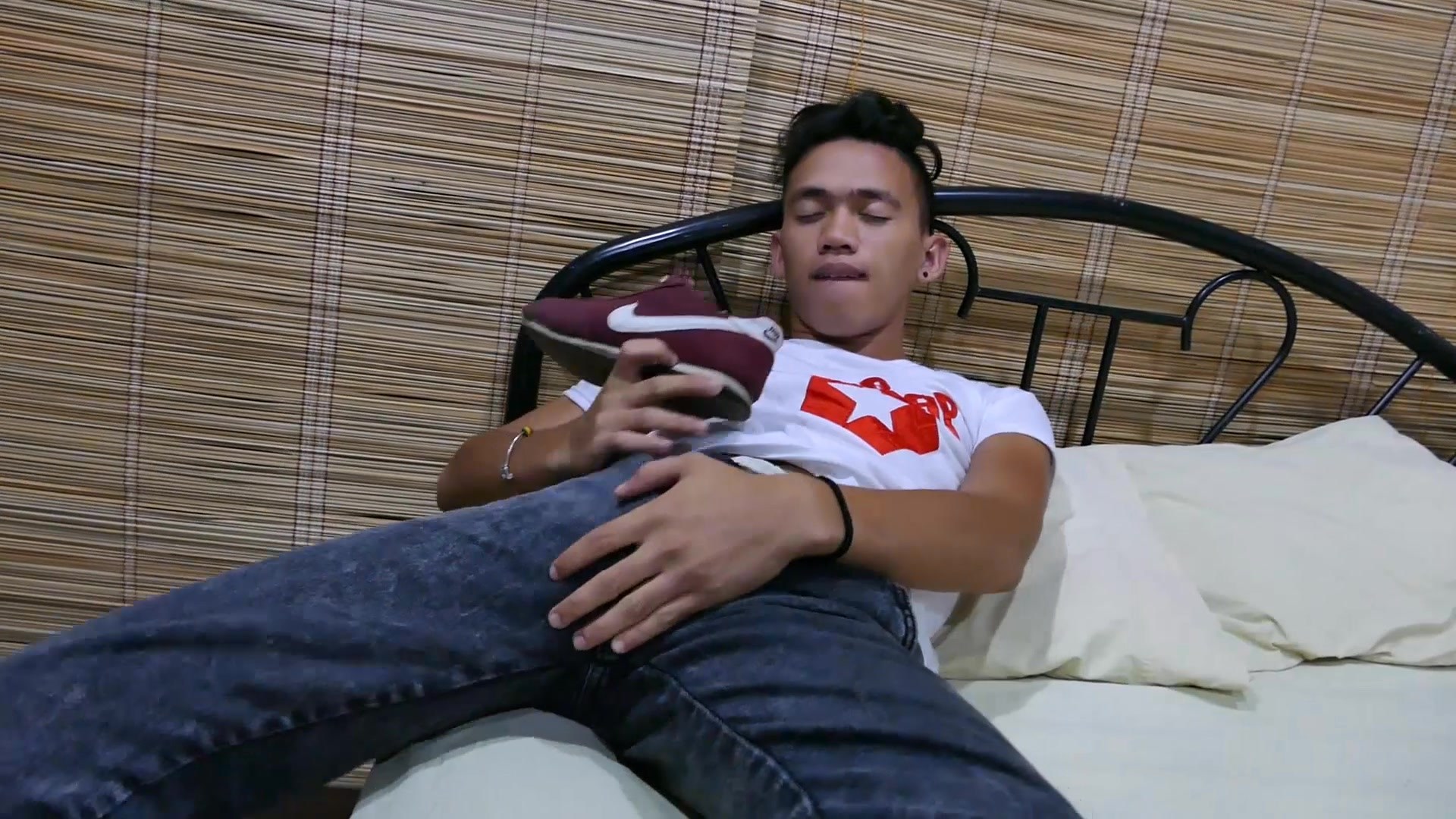 Twink Jude Beats Off